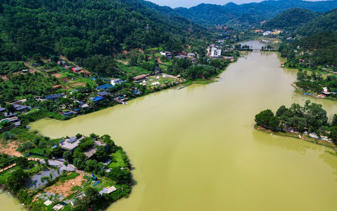 Không chỉ xâm lấn đất rừng, nhiều công trình còn vươn ra cả hồ Đồng Đò. Vào thời điểm Thanh tra TP Hà Nội ban hành kết luận thanh tra đất rừng Sóc Sơn, ven hồ Đồng Đò là các bãi đất có cây mọc um tùm. Tuy nhiên, hơn 3 năm sau kết luận thanh tra, ven hồ Đồng Đò mọc lên hàng loạt công trình kiên cố.