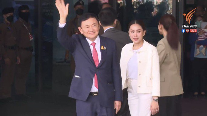 Cựu Thủ tướng Thaksin Shinawatra đã có mặt tại sân bay - Ảnh: THAI NEWS REPORTS