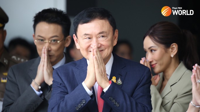 Ông Thaksin chào mọi người khi vừa đáp xuống Bangkok - Ảnh: THAI PBS NEWS