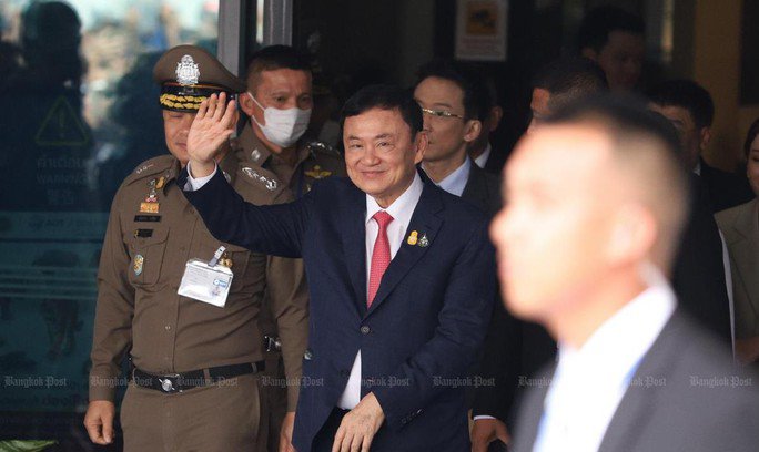 Ông Thaksin chào những người ủng hộ khi có mặt ở sân bay - Ảnh: THE BANGKOK POST