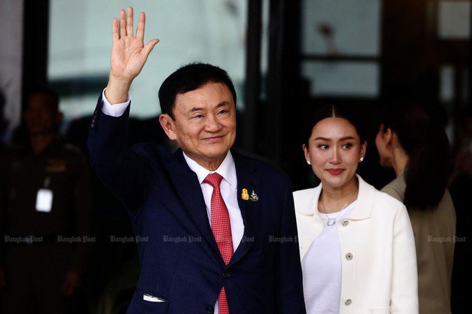 Cựu Thủ tướng Thaksin khi vừa xuống sân bay - Ảnh: THE BANGKOK POST