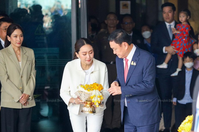 Cựu Thủ tướng Thaksin hiện diện trước công chúng khi vừa xuống sân bay - Ảnh: THE BANGKOK POST