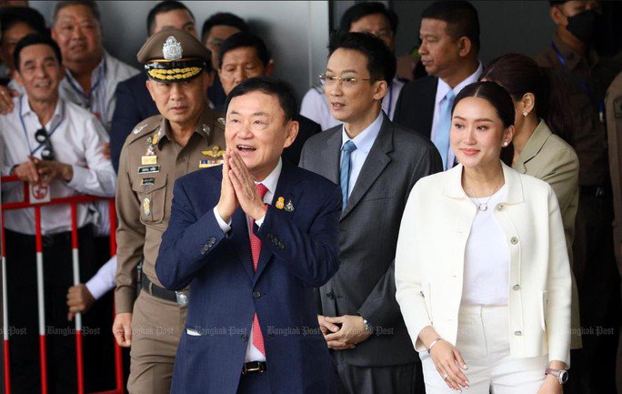 Ông Thaksin chào những người ủng hộ khi có mặt ở sân bay - Ảnh: THE BANGKOK POST