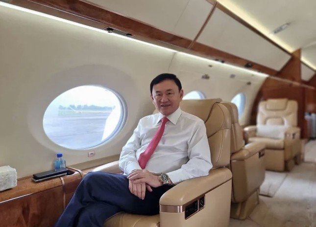 Cựu Thủ tướng Thái Lan Thaksin Shinawatra về nước bằng máy bay tư nhân sáng 22/8. (Ảnh: Reuters)