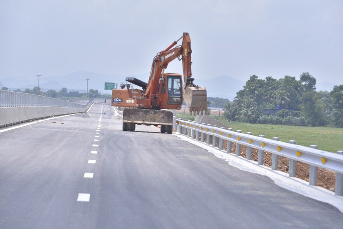 Nhiều đoạn dải phân cách cứng bằng bê-tông, hệ thống chống chói đã được lắp xong