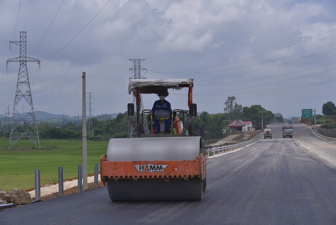 Công nhân làm việc xuyên trưa