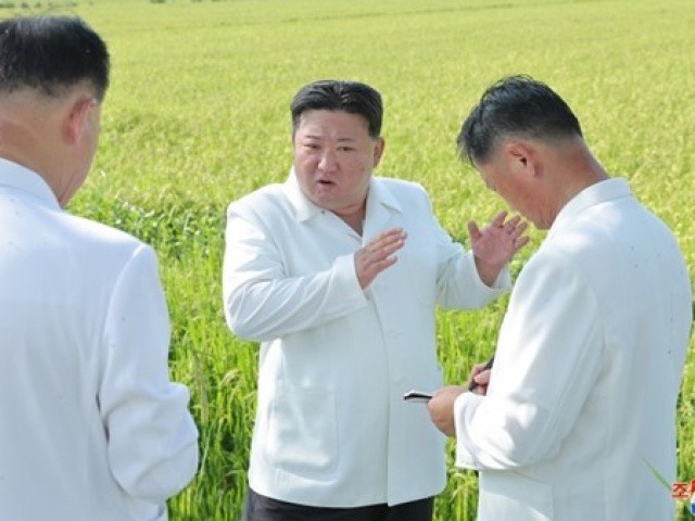 Ông Kim Jong-un ra chỉ thị nóng trong chuyến thị sát vùng lũ