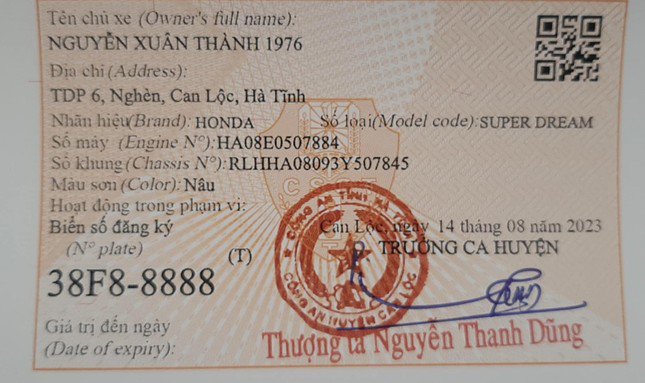 Anh Nguyễn Xuân Thành được đăng ký là chủ mới của xe máy Honda Super Dream biển số 38F8-8888.