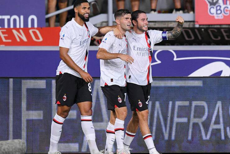 Pulisic (giữa) góp công trong cả 2 bàn của AC Milan, trong đó có cú sút xa đẹp mắt ghi bàn thứ 2