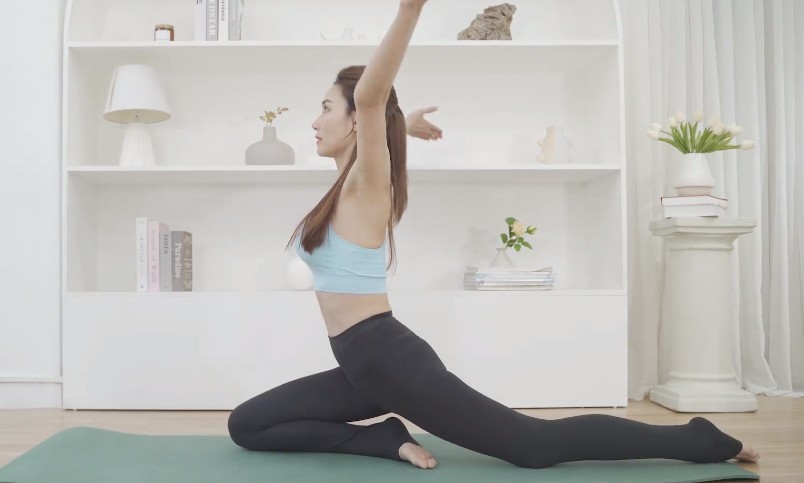 Ngân Khánh&nbsp;kết thân với bộ môn yoga nhiều năm. Bộ môn này không giúp cô duy trì vóc dáng đẹp&nbsp;mà còn giúp cải thiện tinh thần tốt để có một làn da khỏe đẹp từ sâu bên trong.