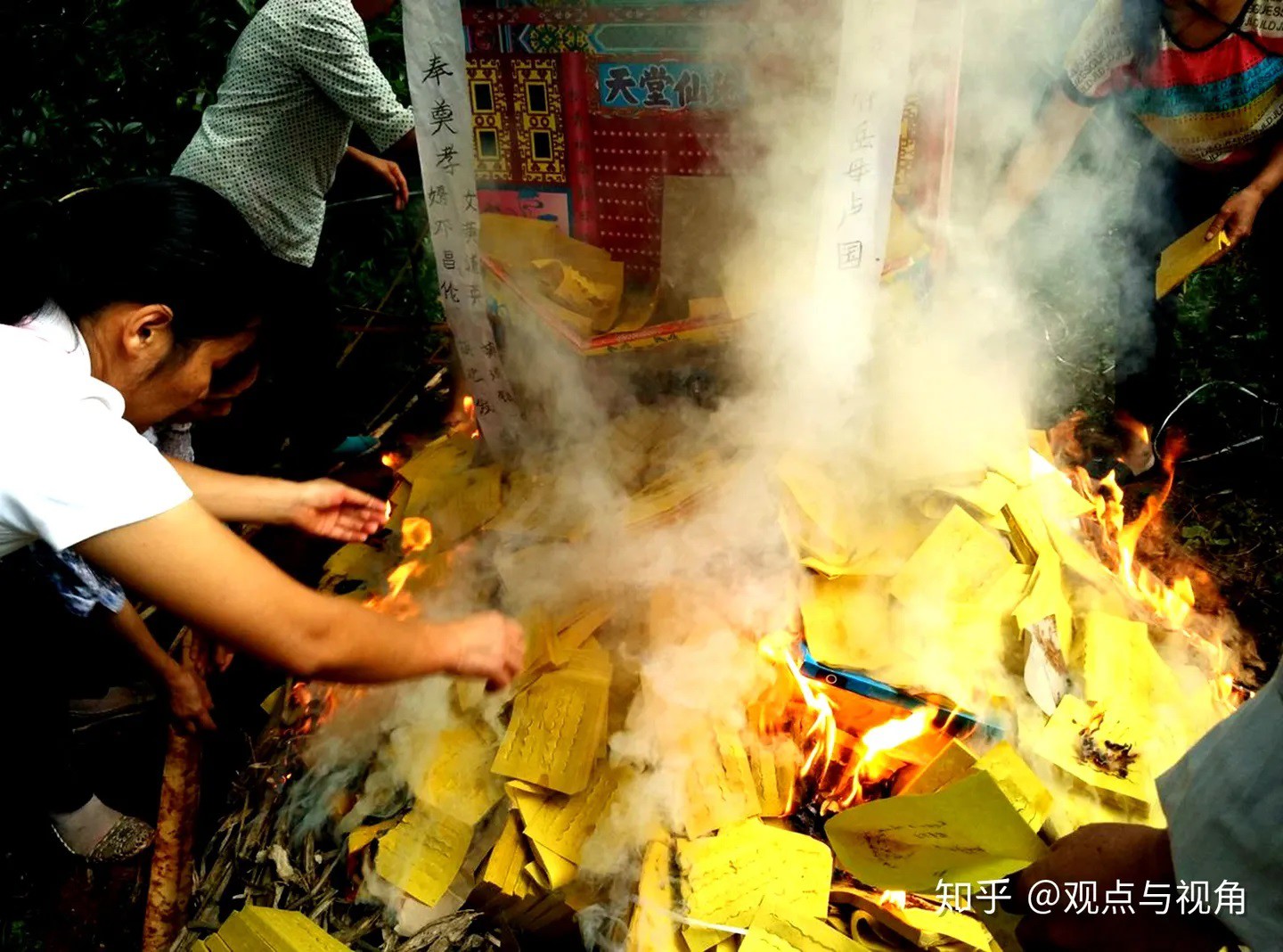 Người Trung Quốc đã đốt vàng&nbsp;mã suốt hàng trăm năm (ảnh: Baidu)