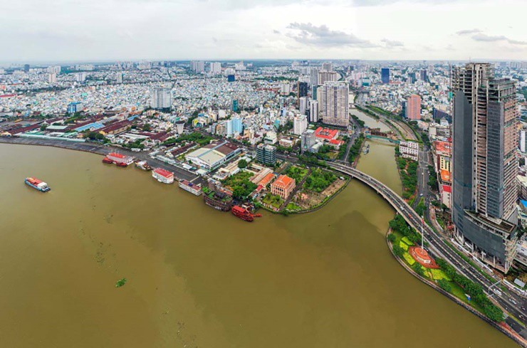 Kinh tế Quận 4 những năm qua đang chuyển dịch cơ cấu đúng hướng, chủ yếu là phát triển các ngành dịch vụ thương mại; tỷ trọng dịch vụ thương mại trong cơ cấu kinh tế quận chiếm 70%.
