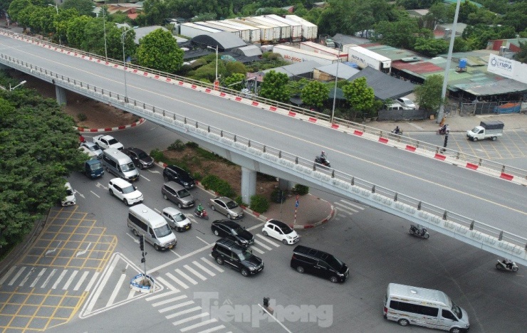 Các làn phương tiện đi theo hướng Cổ Linh - cầu Vĩnh Tuy sang trung tâm thành phố vẫn gặp khó khăn vào giờ cao điểm do lưu lượng xe đông.