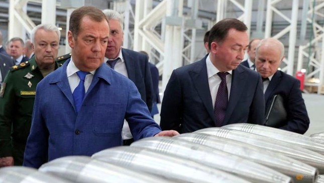 Phó Chủ tịch Hội đồng An ninh Nga Dmitry Medvedev trong một chuyến thăm nhà máy vũ khí. (Ảnh: Reuters)