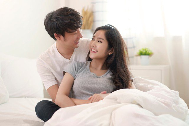 Dấu hiệu chàng rất yêu thương bạn thật lòng chính là khi người đàn ông hay nhìn bạn một cách kín đáo và dịu dàng. Ảnh minh hoạ