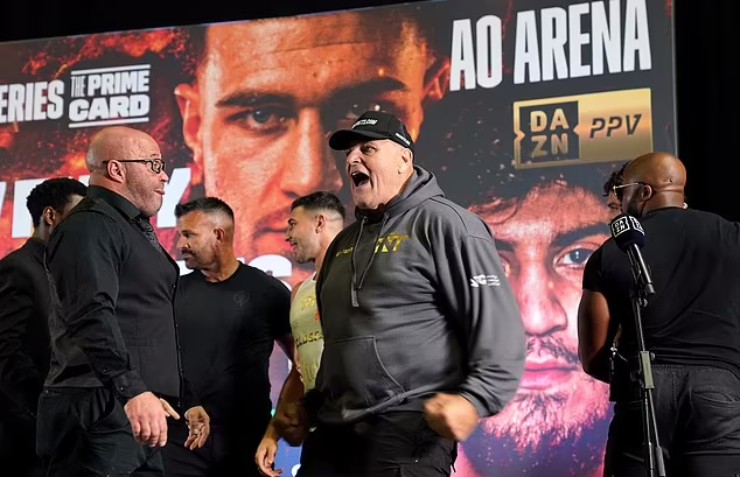 Ông John cha Tyson Fury và Tommy Fury điên tiết khi bị khiêu khích