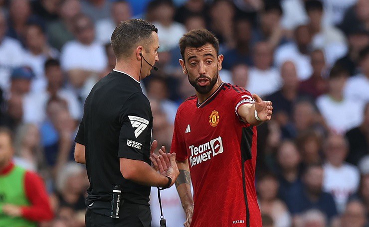 Bruno Fernandes thường xuyên phản ứng với&nbsp;trọng tài