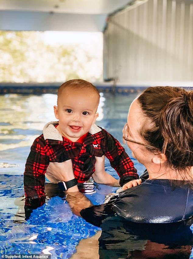 Hunter và mẹ Heather đã tham dự một lớp học tại Infant Aquatics, Mỹ, nơi dạy trẻ em những kỹ năng cần thiết để giúp ngăn ngừa đuối nước