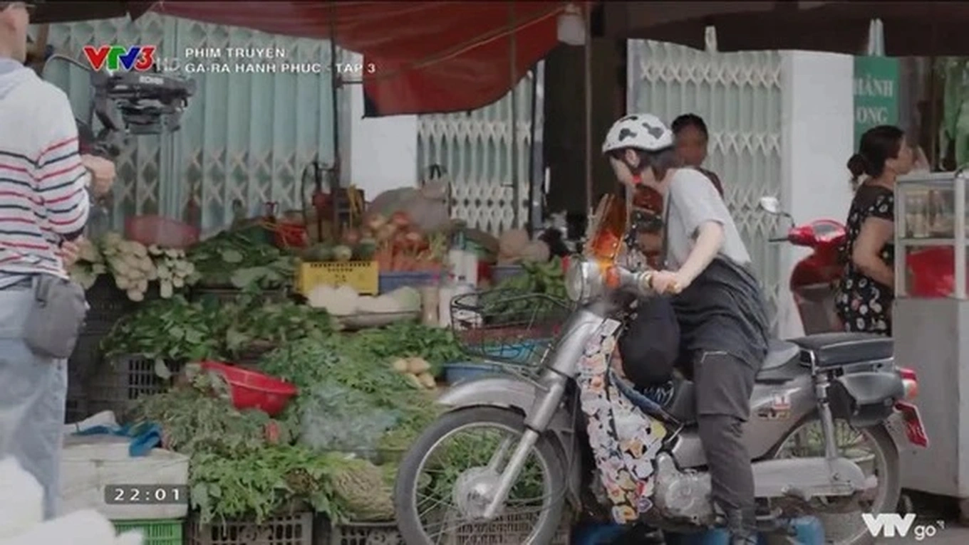 "Hạt sạn" trong phim Việt giờ vàng: Nhà nghèo đi vay tiền nhưng dùng điện thoại đời mới nhất - 3