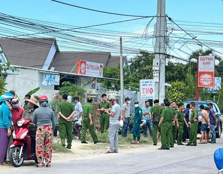 Công an khám nghiệm hiện trường vụ việc bốn mẹ con bị đầu độc. Ảnh: C.L.