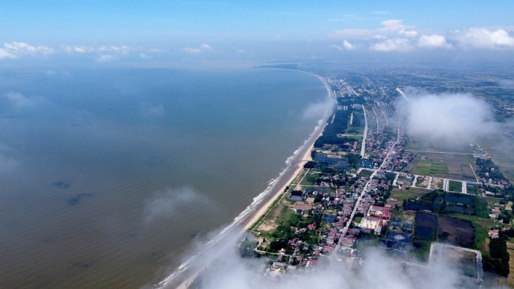 Hoằng Trường, Hoằng Hóa là một dải đất cát ven biển, vùng mép biển là những dải cồn cát lượn sóng, từ trung tâm thị trấn Bút Sơn (Hoằng Hóa) chỉ mất khoảng 30 phút đi ô tô.