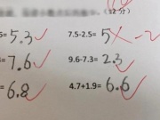 Giáo dục - du học - Con làm toán 7,5 - 2,5= 5 bị cô gạch sai, mẹ đi kiện biết đáp án đúng thì tâm phục