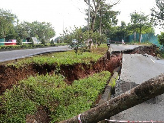 Tìm ra nguyên nhân bất thường gây sạt lở đất nhiều nơi, vết nứt dài hàng trăm mét