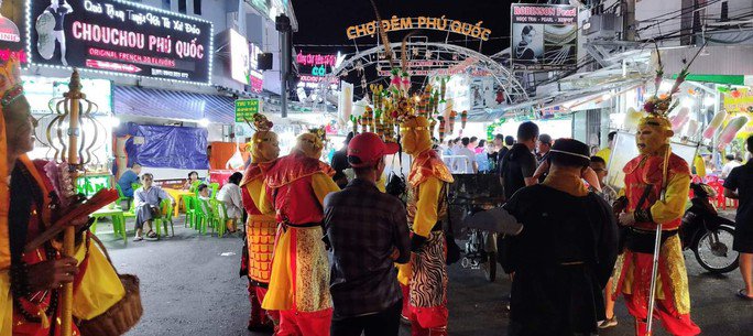 “Thầy trò Đường Tăng” ở chợ đêm Phú Quốc bị mời làm việc - 1