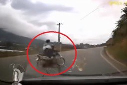 Clip: Ô tô tông văng xe máy chạy ẩu, người trên “xế hộp” sợ hãi thét lớn