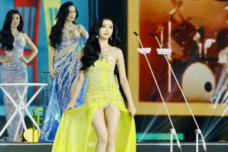 Thí sinh hoa hậu Việt mắc sự cố thời trang vì váy xẻ