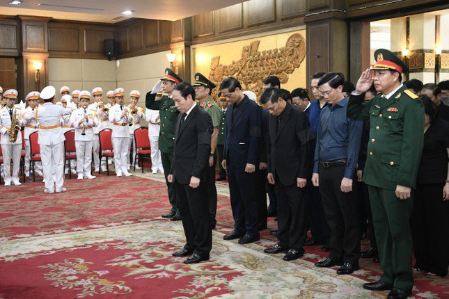 Đoàn đại biểu Thành ủy, HĐND, UBND, MTTQ thành phố Hải Phòng viếng Phó Thủ tướng Lê Văn Thành.