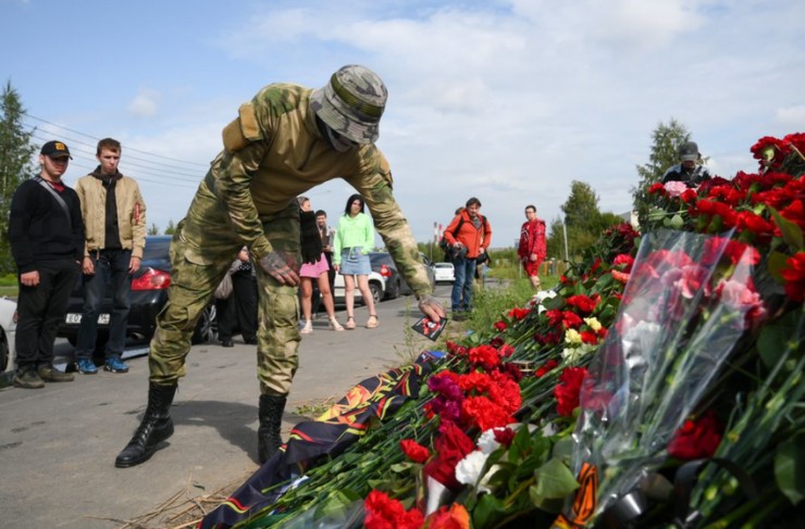 Lính Wagner đặt hoa tưởng niệm ông Yevgeny Prigozhin tại TP St. Petersburg (Nga) ngày 24-8. Ảnh: REUTERS