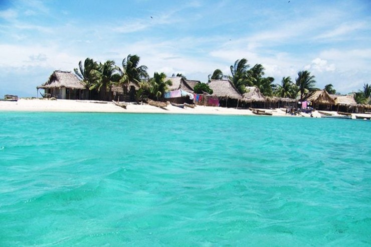 Cayos Cochinos, Honduras: Những rạn&nbsp;san hô cát trắng ở hòn đảo này là giấc mơ nhiệt đới của nhiều du khách yêu thích thiên nhiên. Đến đây, du khách sẽ được tận hưởng làn nước màu ngọc lam và thiên nhiên hoang sơ trong một khu bảo tồn được bảo vệ. Ở đây còn có hoạt động lặn và lặn với ống thở tuyệt vời trong làn nước trong vắt xung quanh các rạn san hô xinh đẹp.
