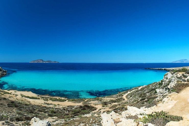 Favignana, Ý: Nằm ngoài khơi bờ biển Trapani ở phía tây Sicily, Favignana là điểm đến yêu thích của người dân Sicily.&nbsp;Hòn đảo này rất được ưa chuộng vì cảnh quan hoang sơ và làn nước trong như pha lê. Đây cũng&nbsp;là một trong những nơi tốt nhất để lặn ở Ý. Đối với những người đam mê rượu vang, chuyến đi đến Favignana sẽ không trọn vẹn nếu không dừng chân tại nhà sản xuất rượu vang duy nhất trên đảo.
