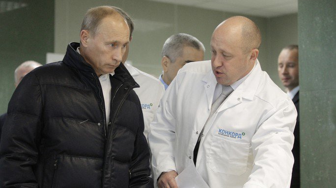 Tổng thống Vladimir Putin (trái) và ông Yevgeny Prigozhin. Ảnh: Sputnik