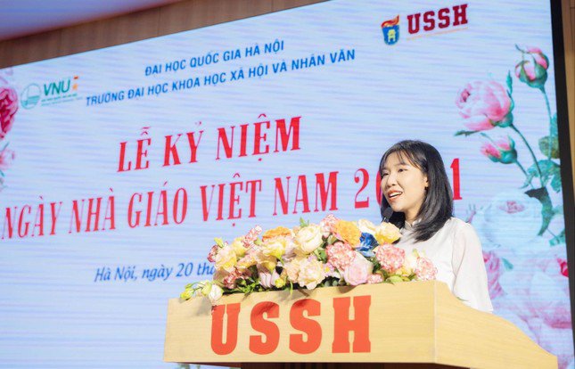 Phương Hoa vinh dự được đại diện cho sinh viên toàn trường phát biểu trong Lễ kỷ niệm Ngày Nhà giáo Việt Nam 20/11 tại Trường Đại học Khoa học Xã hội và Nhân văn, Đại học Quốc gia Hà Nội.