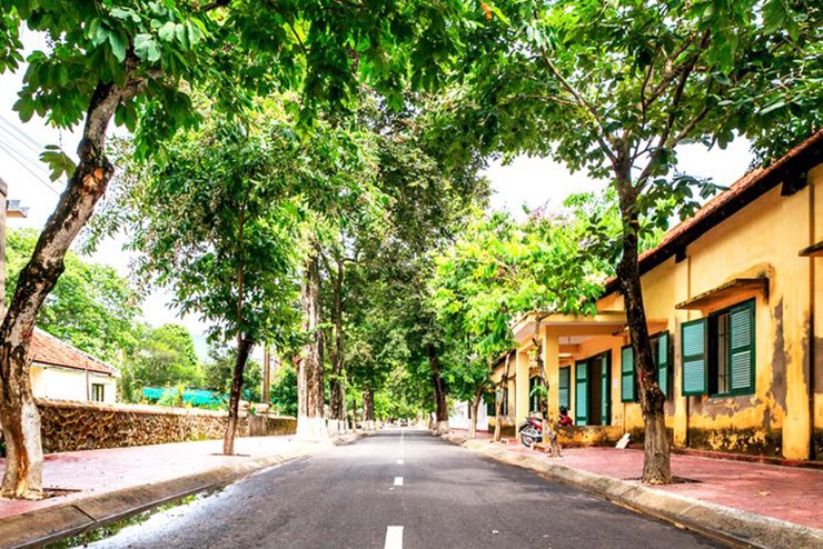 Côn Đảo, Việt Nam: Là hòn đảo duy nhất có người ở trong chuỗi 16 hòn đảo tuyệt đẹp,Côn Đảo&nbsp;cách Thành phố Hồ Chí Minh chưa đầy một giờ bay. Ghé thăm Côn Đảo để chiêm ngưỡng làn nước trong xanh, rùa làm tổ và những vách đá tuyệt đẹp.
