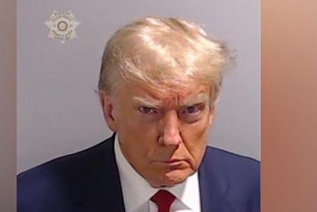 Ông Trump chụp ảnh kiểu nghi phạm ở nhà tù, lộ cân nặng bất thường