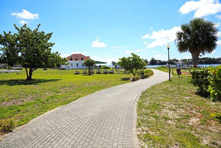 Peanut Island, Florida: Hòn đảo này là khu bảo tồn gia đình nơi có hoạt động lặn với ống thở, cắm trại qua đêm và bơi lội. Cách tốt nhất để tham quan là đi taxi nước từ bến du thuyền Sailfish hoặc Riviera Beach Marina gần đó để đến hòn đảo thiên đường này.
