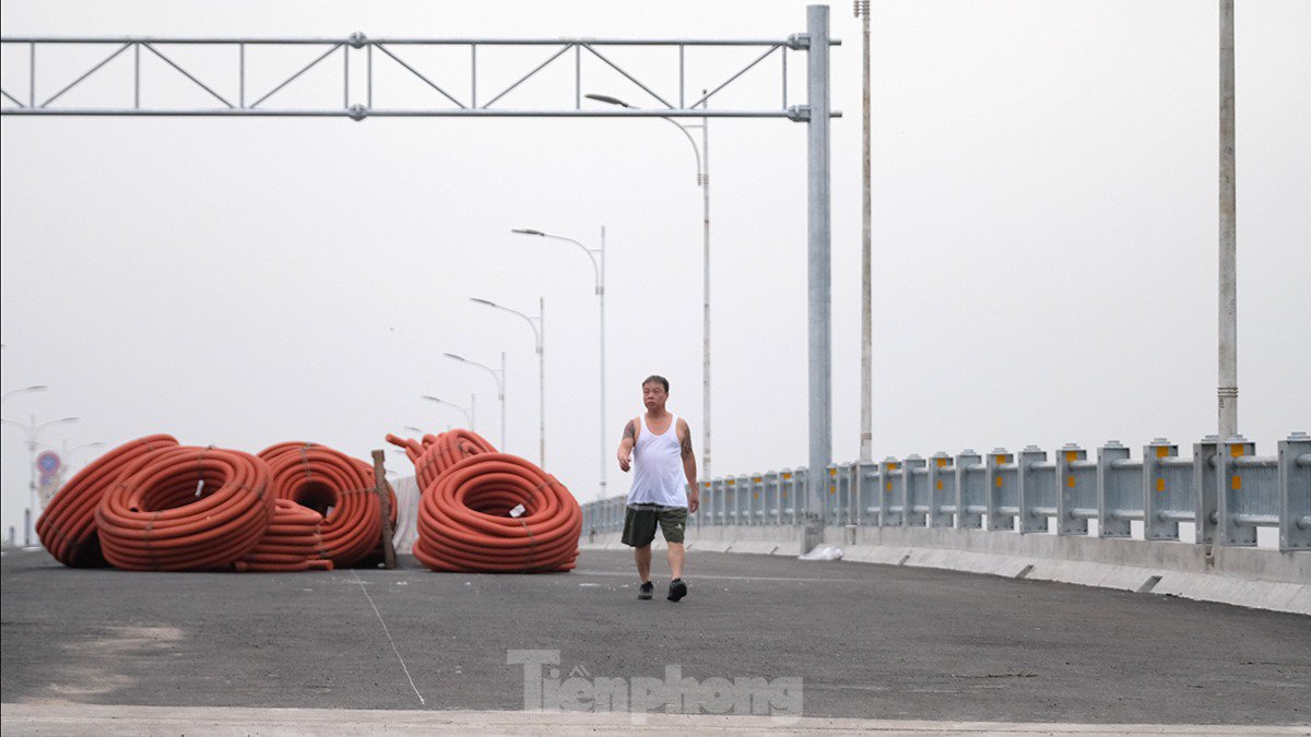 Người dân tranh thủ đi thể dục ngắm cầu Vĩnh Tuy 2 sáng sớm trước ngày thông xe - 7