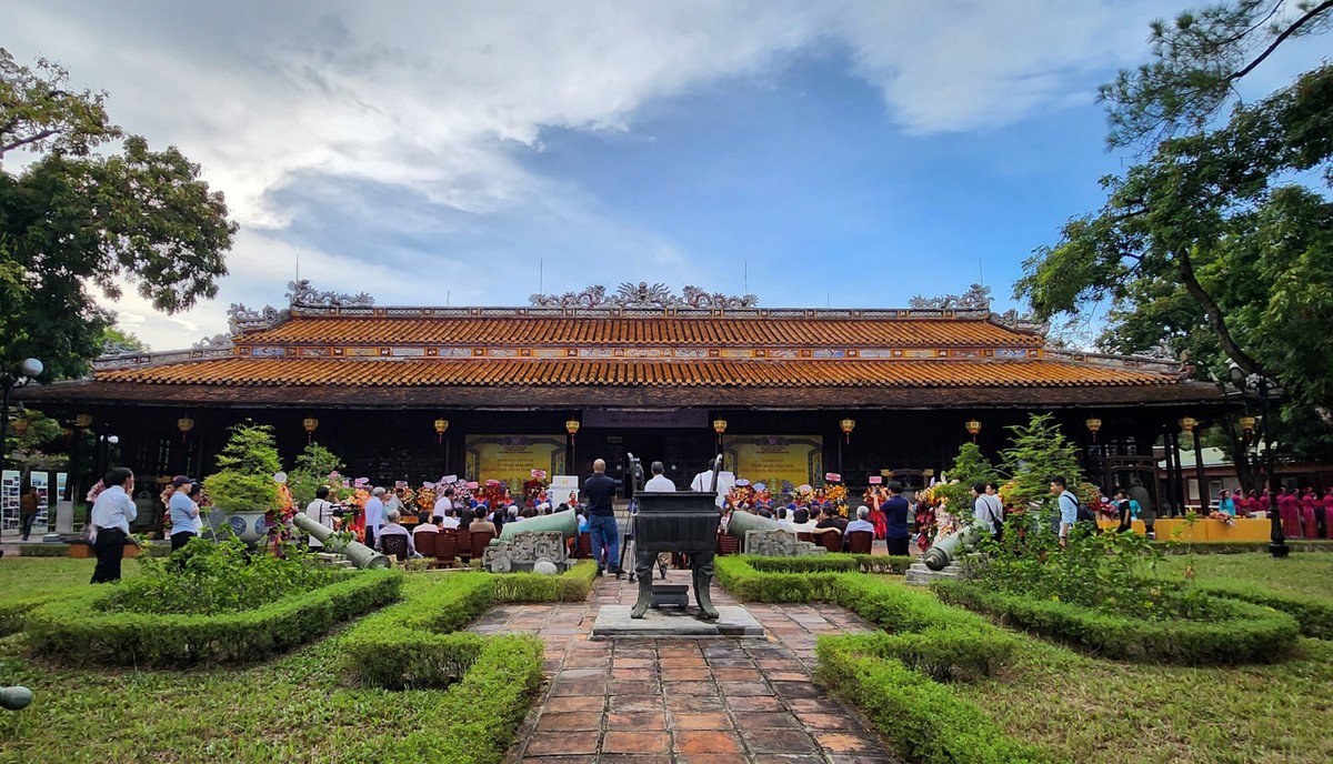 Dù Bảo tàng đã nhiều lần thay đổi tên gọi, nhưng trụ sở chính vẫn là điện Long An - ngôi điện nằm trong cung Bảo Định, xây dựng vào năm 1845 dưới thời vua Thiệu Trị, được đánh giá là cung điện đẹp nhất còn lại cho đến ngày nay.