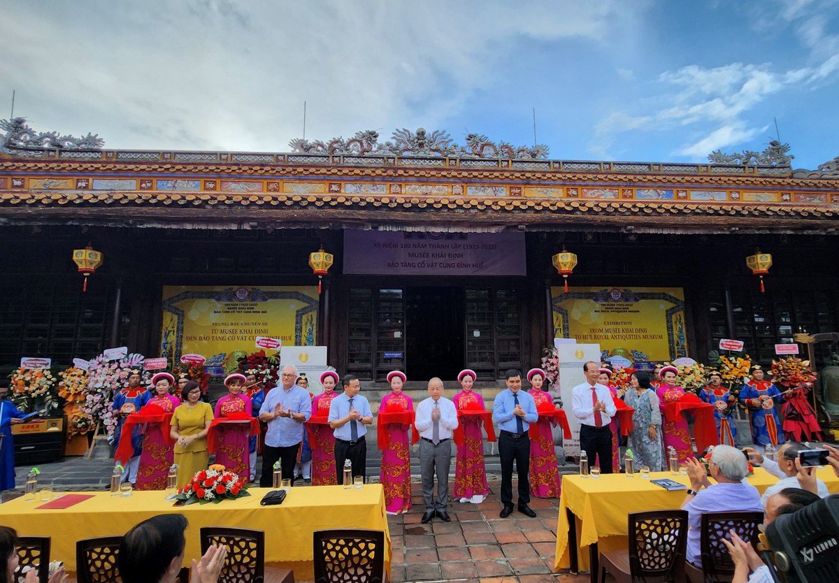 Chiều cùng ngày, tại Bảo tàng Cổ vật Cung đình Huế diễn ra triển lãm cổ vật với chủ đề: “Từ Musée Khải Định đến Bảo tàng Cổ vật Cung đình Huế”.