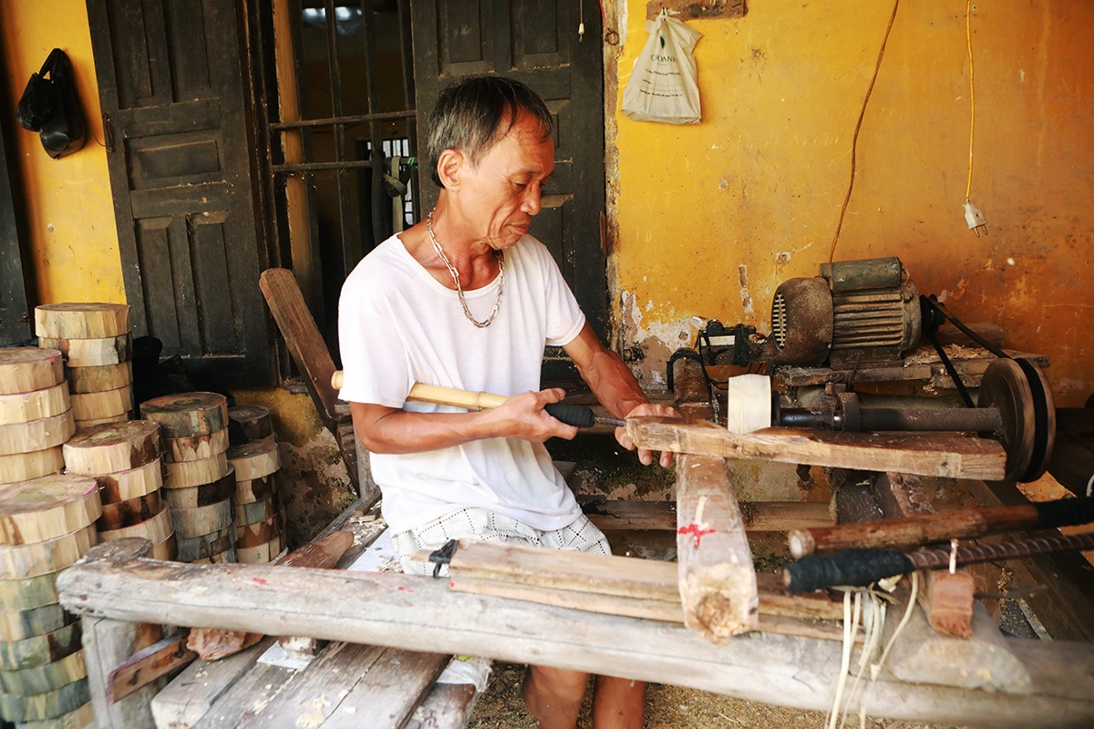 Sát nhà ông Đông là nhà ông Vũ Duy Ninh, chuyên sản xuất trống. Ông Ninh cho biết, dù chuẩn bị nguyên liệu từ nhiều tháng trước nhưng trống làm ra đến đâu khách lấy hết đến đó. “Hơn một tháng nữa mới đến Tết Trung Thu, nhưng nhà kho đã hết sạch trống”, ông Ninh cho biết.