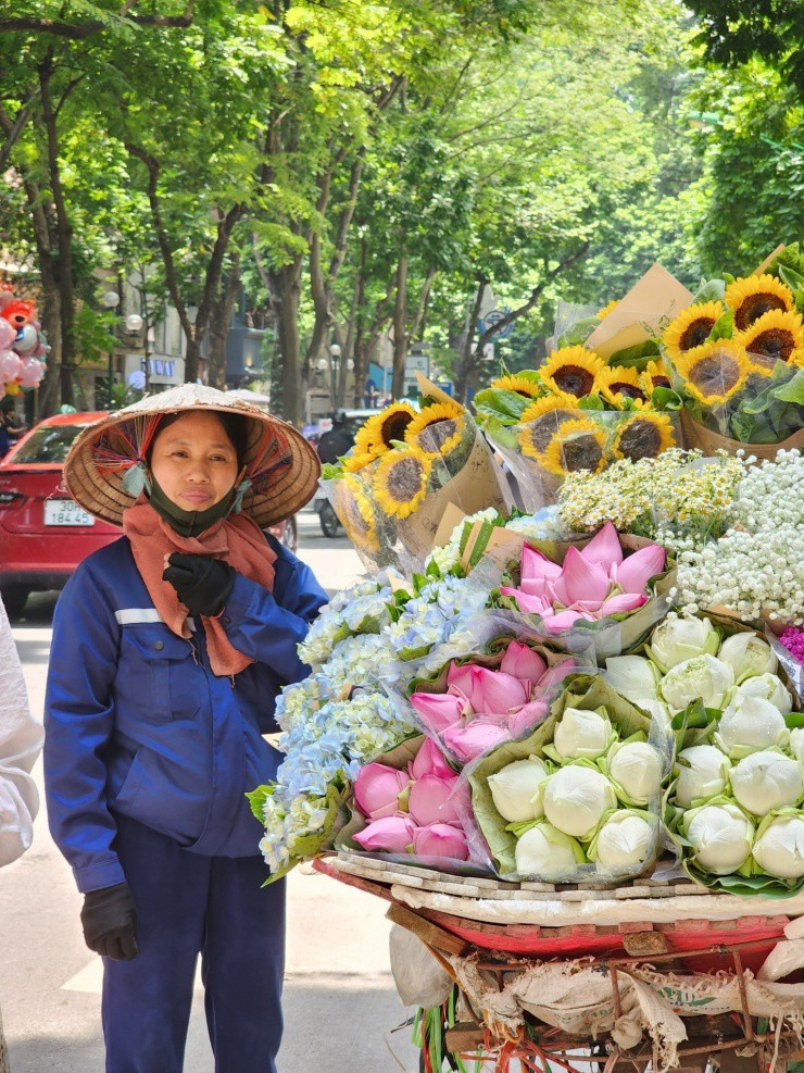 Hà Nội chạm thu qua những gánh hàng hoa - 3