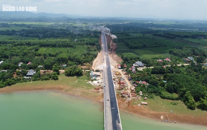 Sau khi hoàn thành, cây cầu không chỉ là tuyến đường quan trọng mà còn là điểm nhấn về du lịch của Thanh Hóa