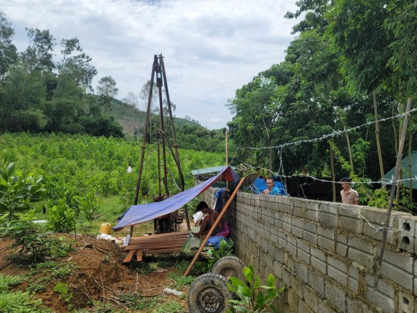 Công nhân đã trở lại khoan giếng.