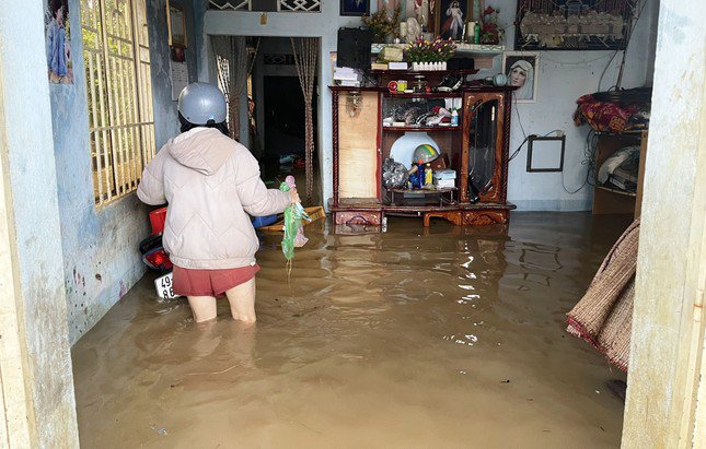 Nhiều ngôi nhà trên đường Xuân Diệu lênh láng nước