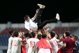 U23 Việt Nam tưng bừng mừng vô địch Đông Nam Á, vinh danh HLV Hoàng Anh Tuấn