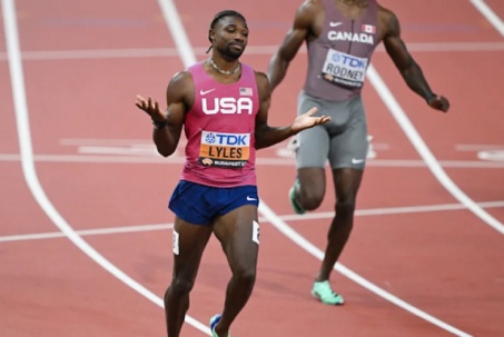 Chân chạy cân bằng kỳ tích Usain Bolt, VĐV nhào lộn ném lao ở giải thế giới