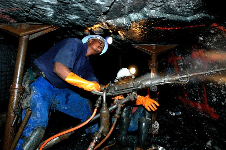 Được sở hữu và điều hành bởi AngloGold Ashanti, có khoảng 4.000 thợ mỏ mỗi ngày làm việc dưới lòng đất tại Mponeng
